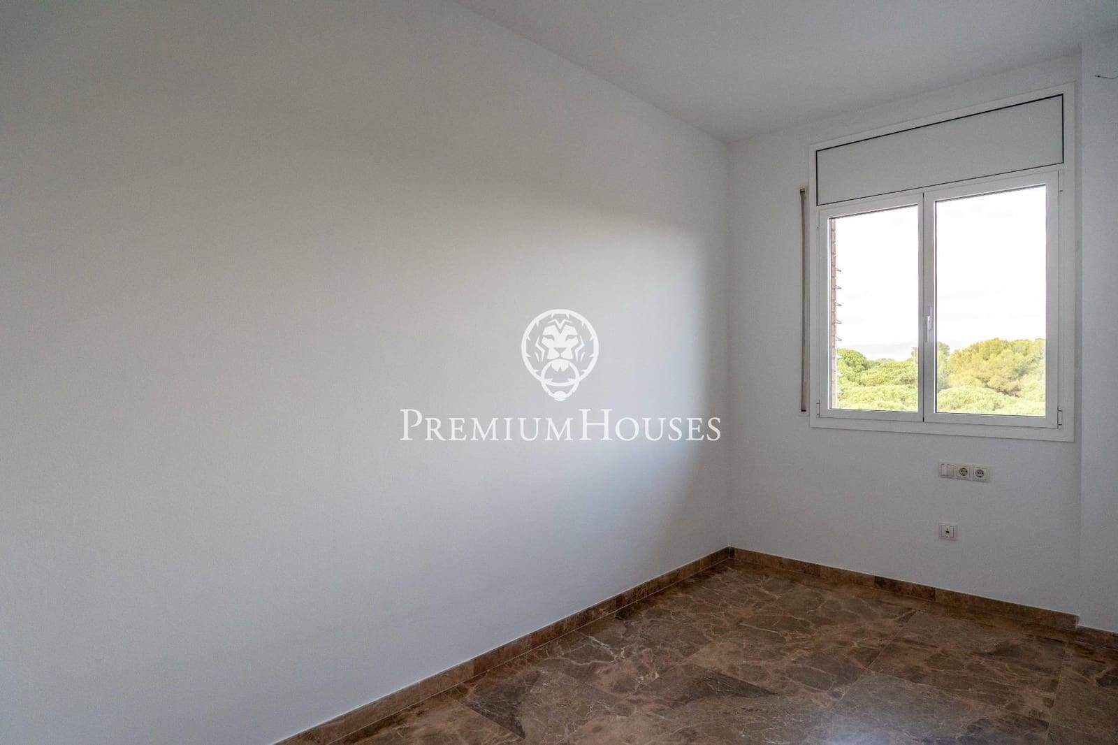 4 sovrum Takvåning till salu i Gava med pool - 1 100 000 € (Ref: 9491644)