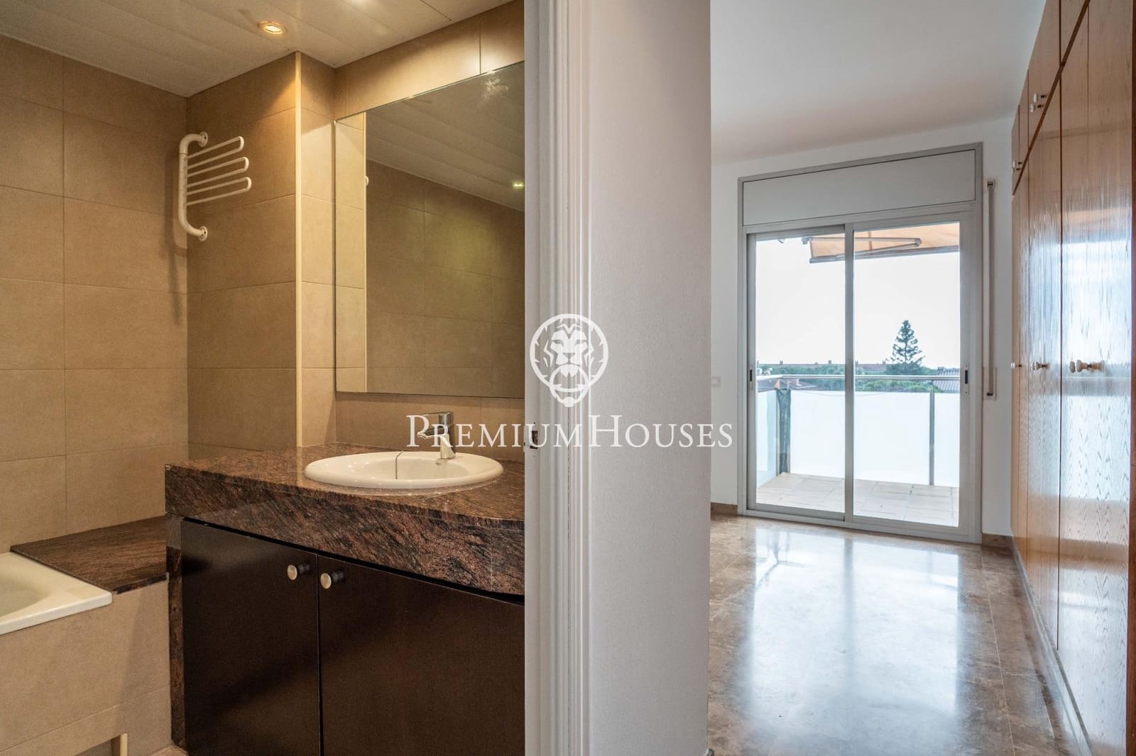 4 sovrum Takvåning till salu i Gava med pool - 1 100 000 € (Ref: 9491644)