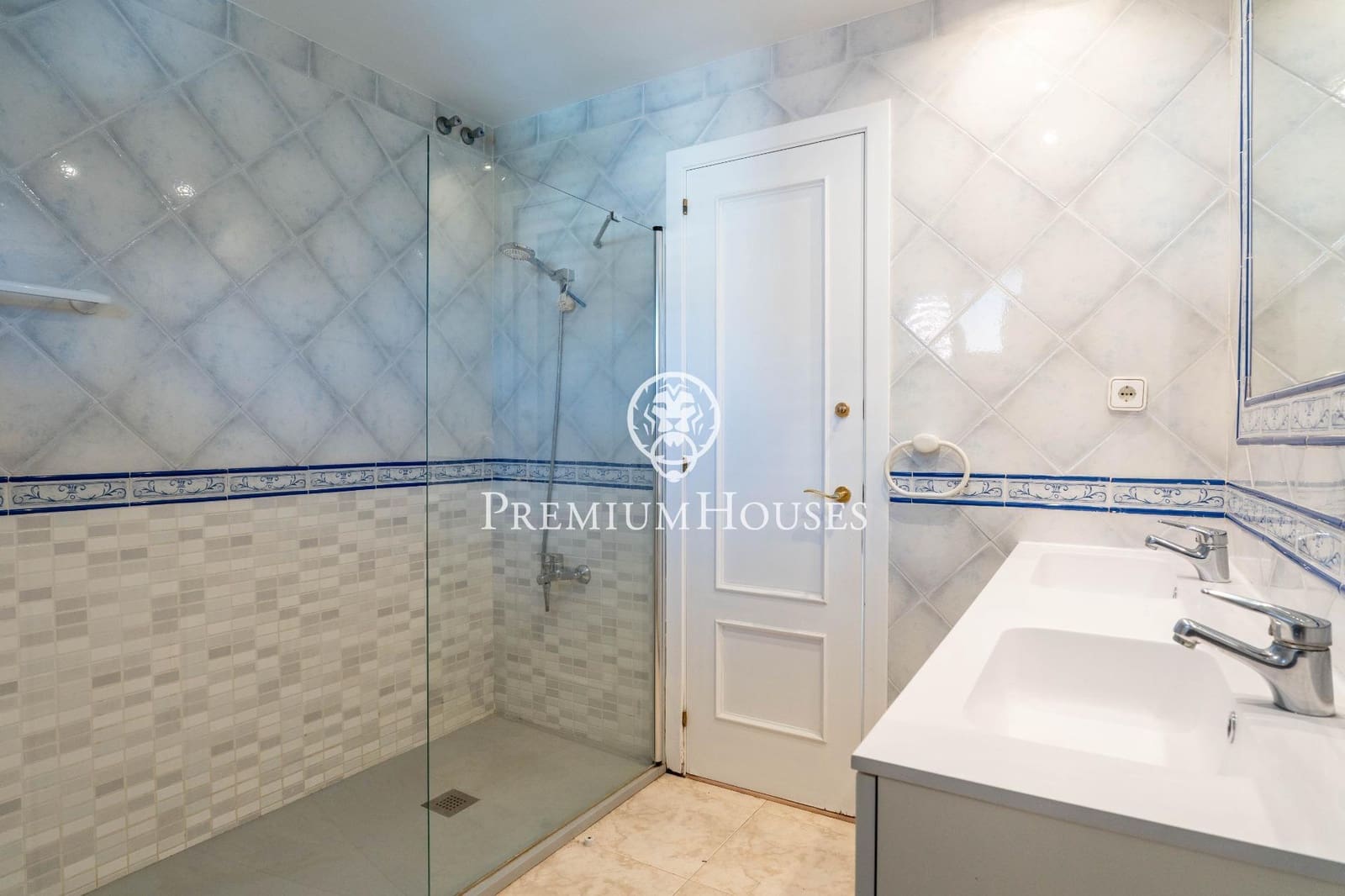 5 bedroom Terraced Villa for sale in Altafulla with garage - € 670,000 (Ref: 9496406)