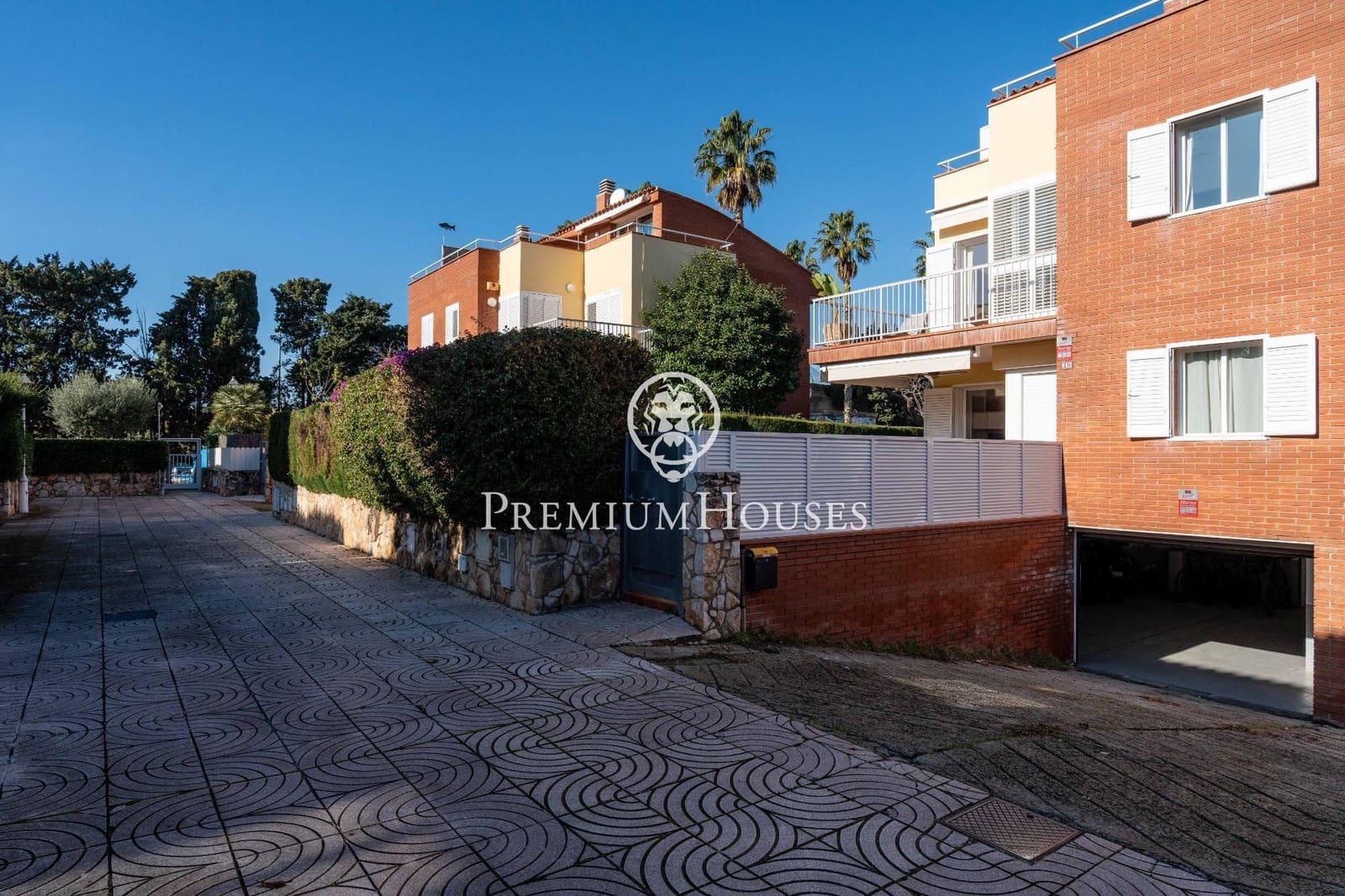 5 bedroom Terraced Villa for sale in Altafulla with garage - € 670,000 (Ref: 9496406)