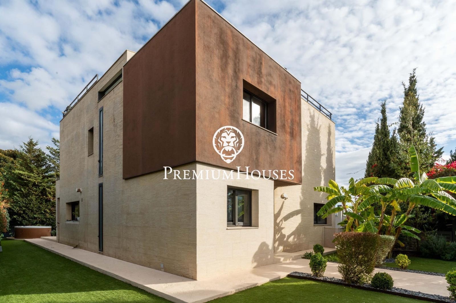 6 bedroom Villa for sale in Sitges with pool garage - € 1,750,000 (Ref: 9496408)