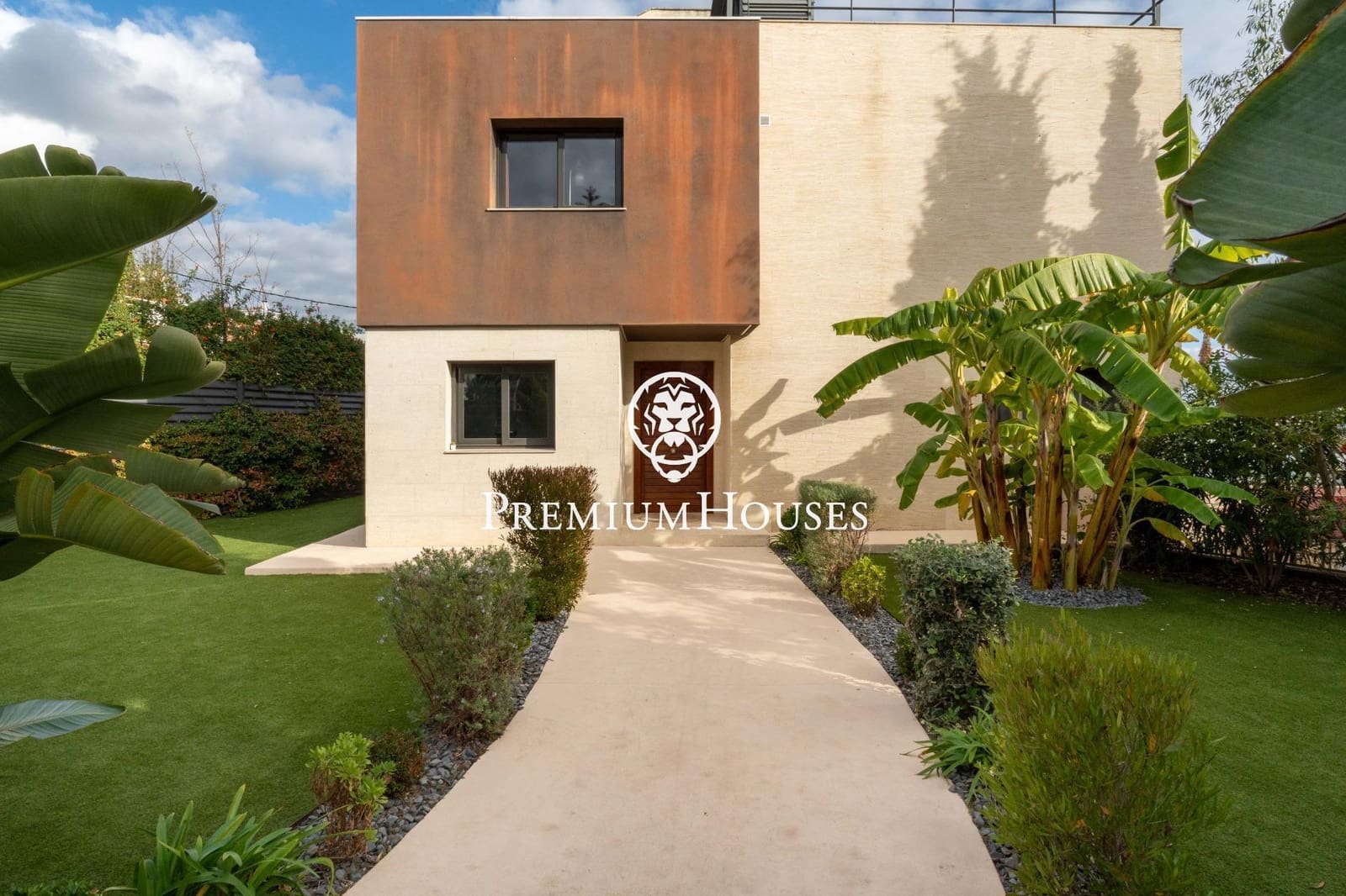 6 bedroom Villa for sale in Sitges with pool garage - € 1,750,000 (Ref: 9496408)