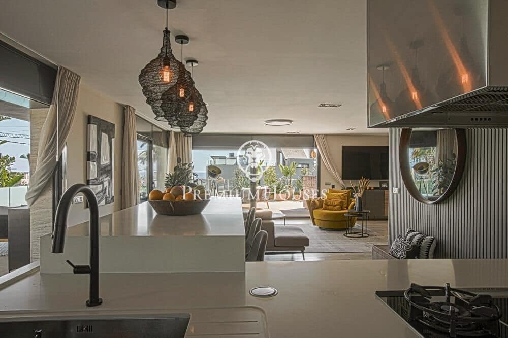 6 bedroom Villa for sale in Sitges with pool garage - € 1,750,000 (Ref: 9496408)