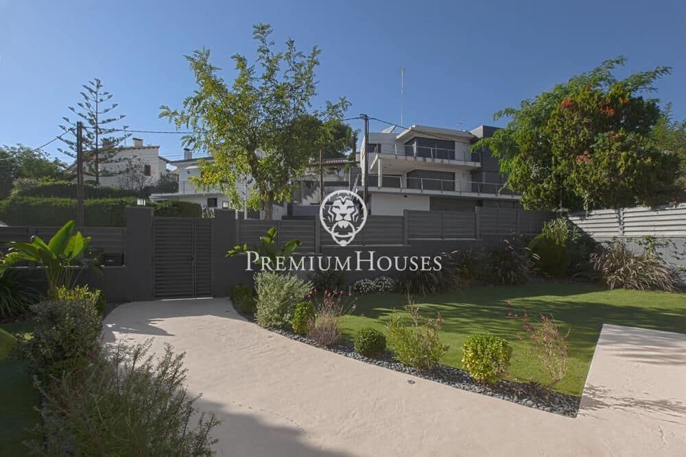 6 bedroom Villa for sale in Sitges with pool garage - € 1,750,000 (Ref: 9496408)