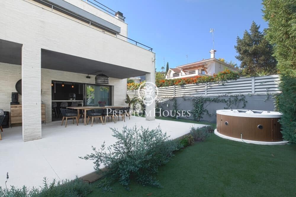 6 bedroom Villa for sale in Sitges with pool garage - € 1,750,000 (Ref: 9496408)