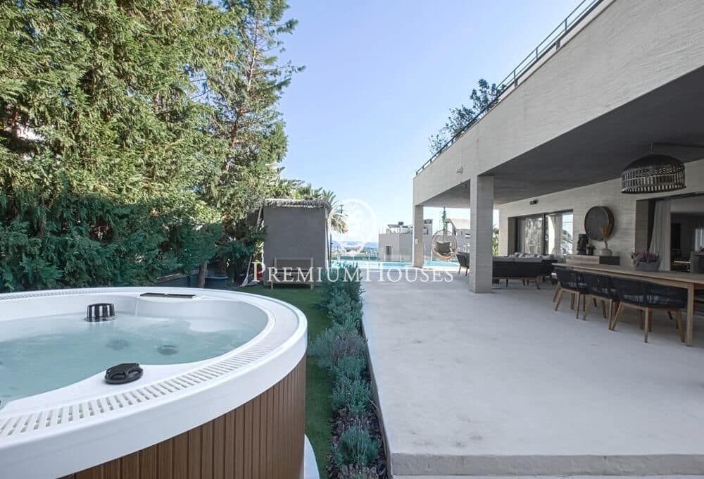 6 bedroom Villa for sale in Sitges with pool garage - € 1,750,000 (Ref: 9496408)