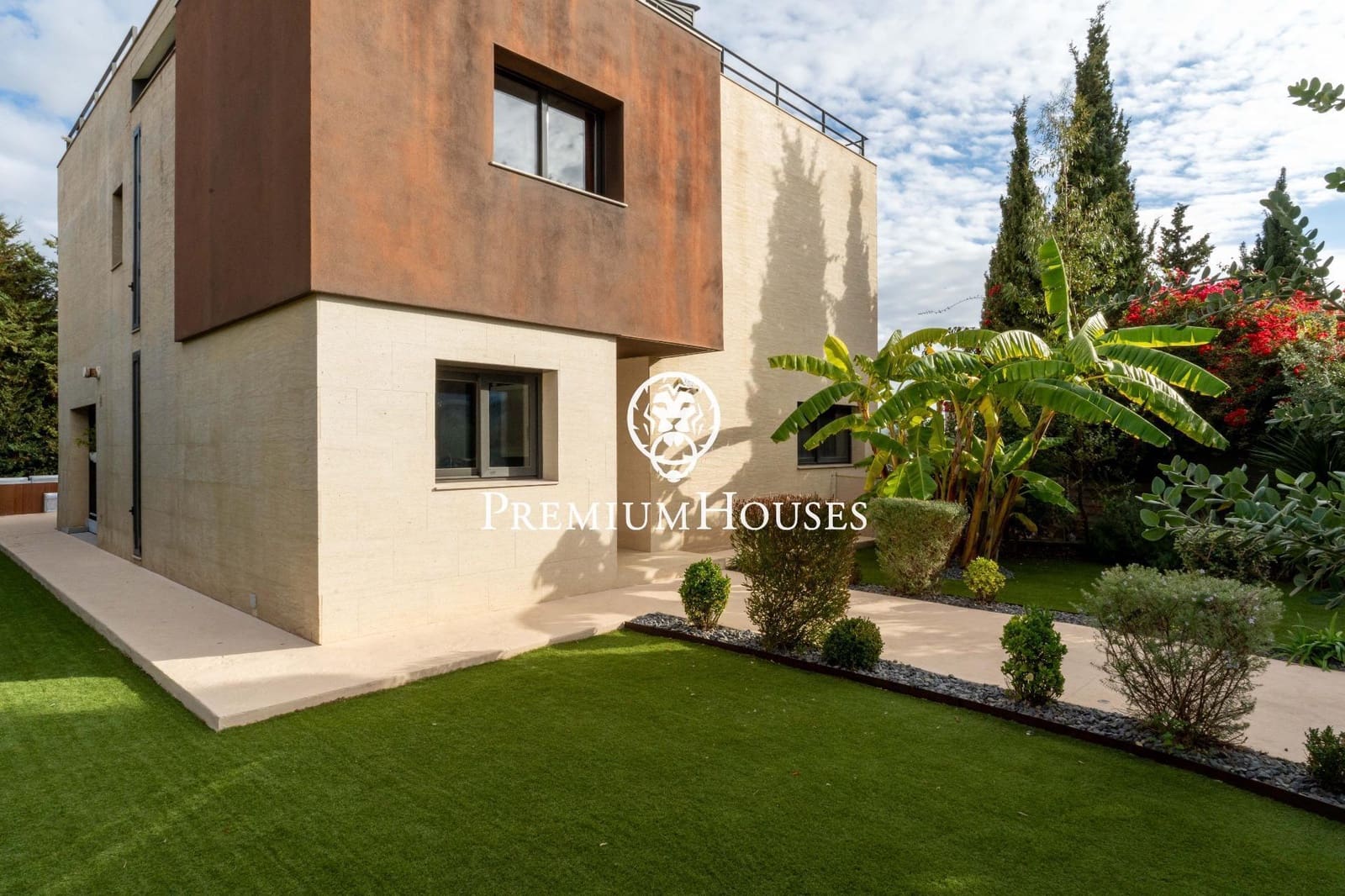 6 bedroom Villa for sale in Sitges with pool garage - € 1,750,000 (Ref: 9496408)