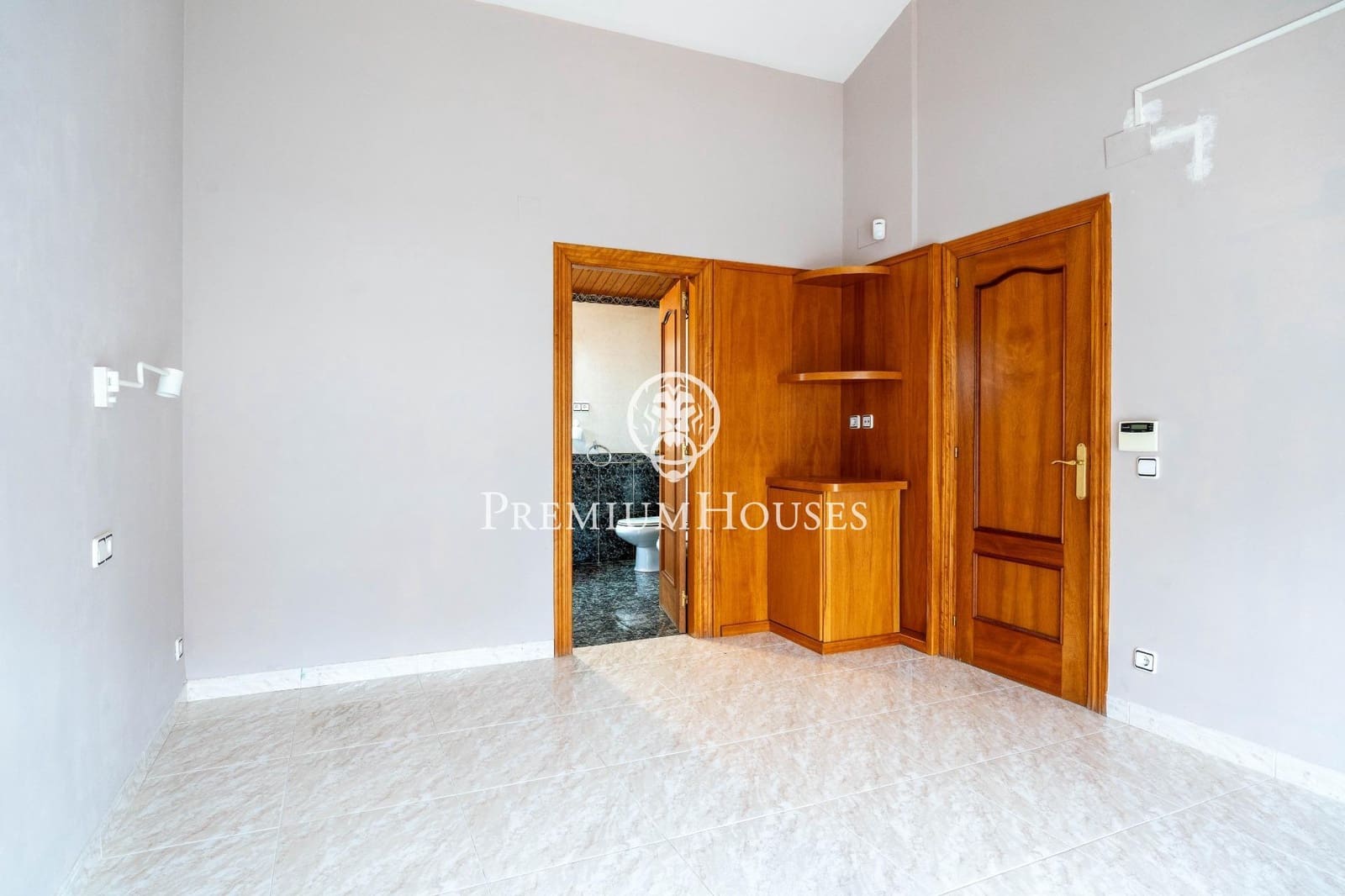 5 bedroom Villa for sale in Salou with garage - € 875,000 (Ref: 9562080)