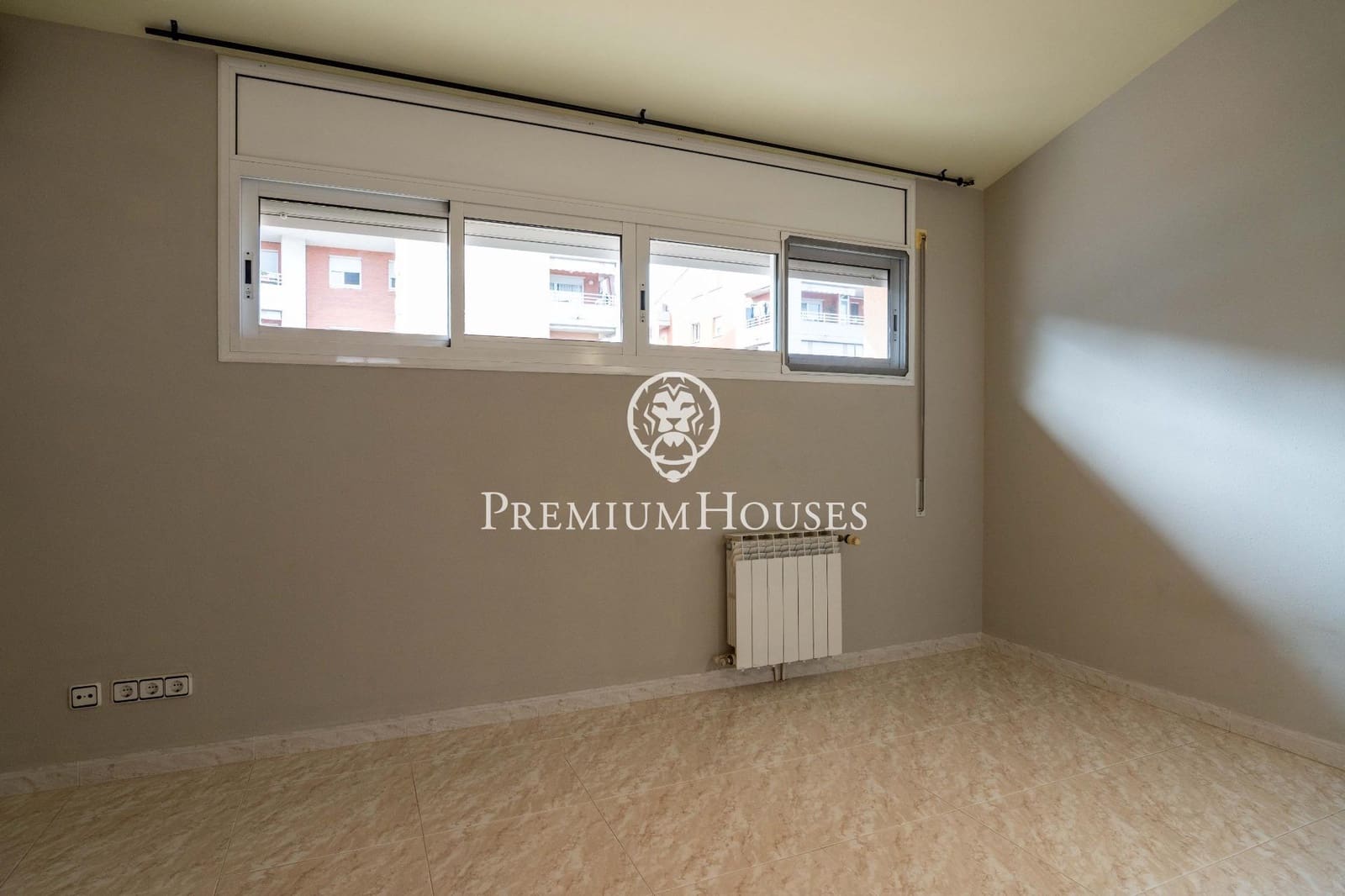 5 bedroom Villa for sale in Salou with garage - € 875,000 (Ref: 9562080)