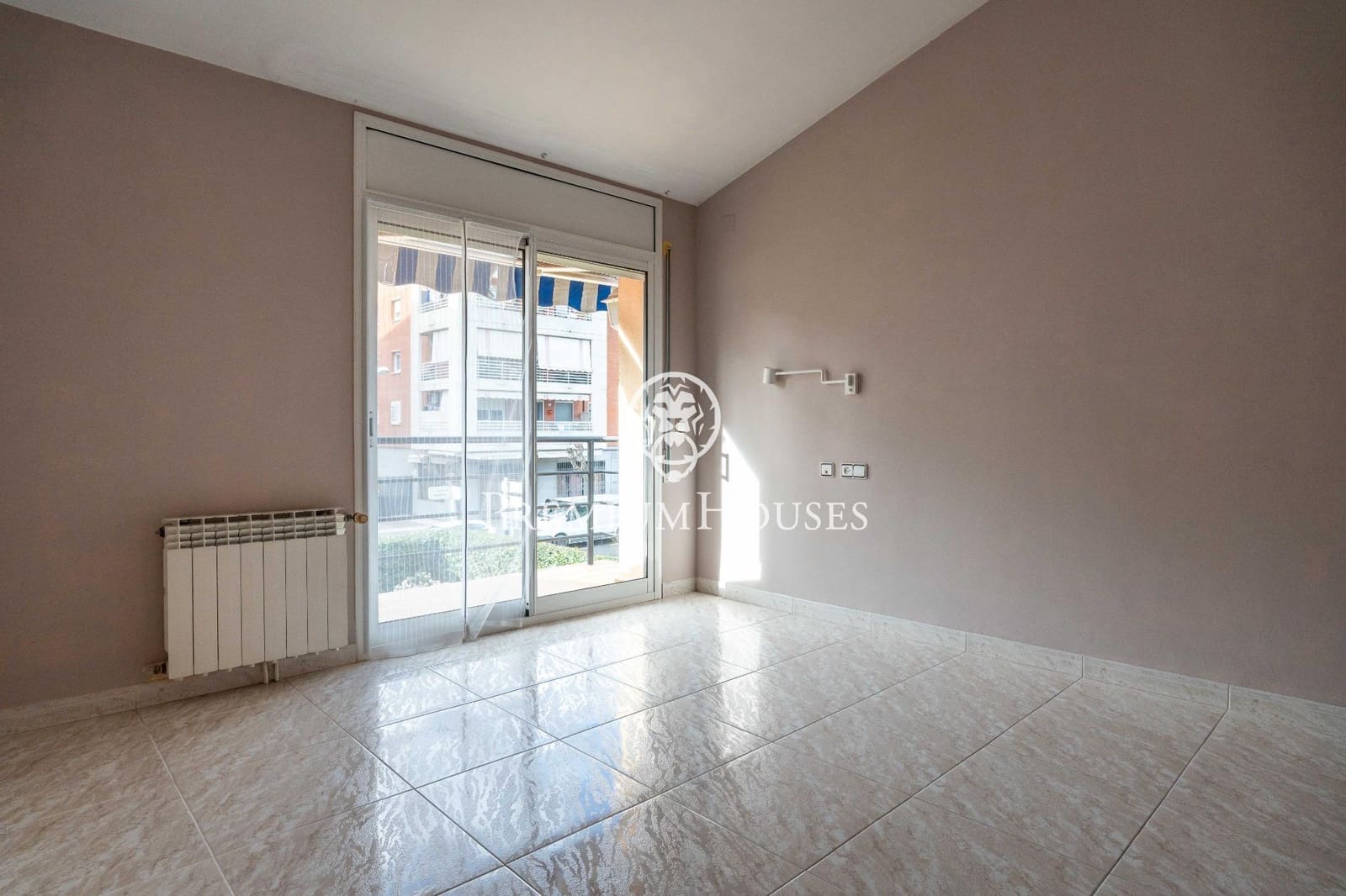 5 bedroom Villa for sale in Salou with garage - € 875,000 (Ref: 9562080)