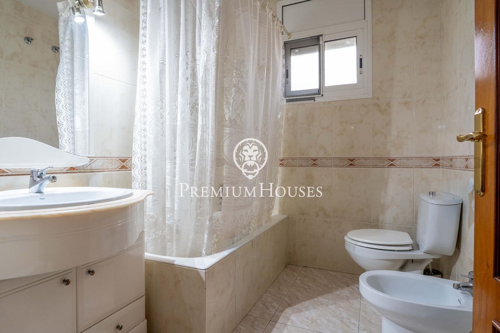 5 bedroom Villa for sale in Salou with garage - € 875,000 (Ref: 9562080)