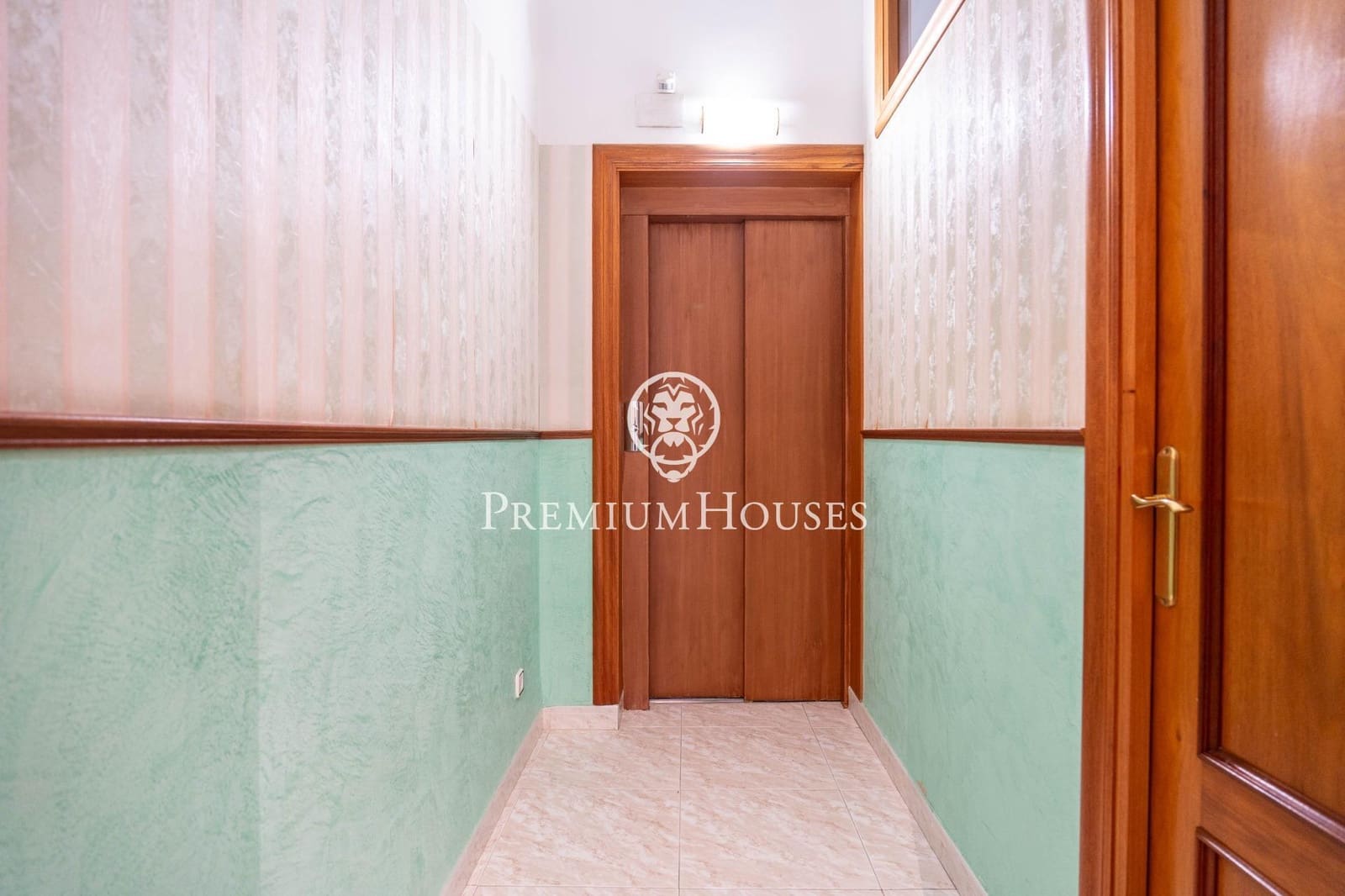 5 bedroom Villa for sale in Salou with garage - € 875,000 (Ref: 9562080)