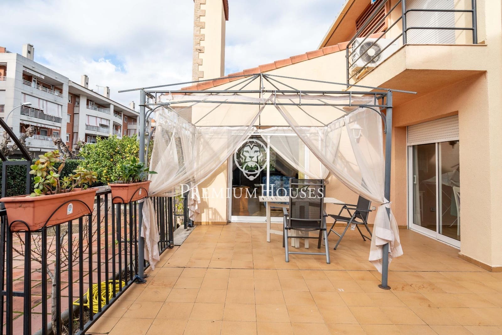 5 bedroom Villa for sale in Salou with garage - € 875,000 (Ref: 9562080)