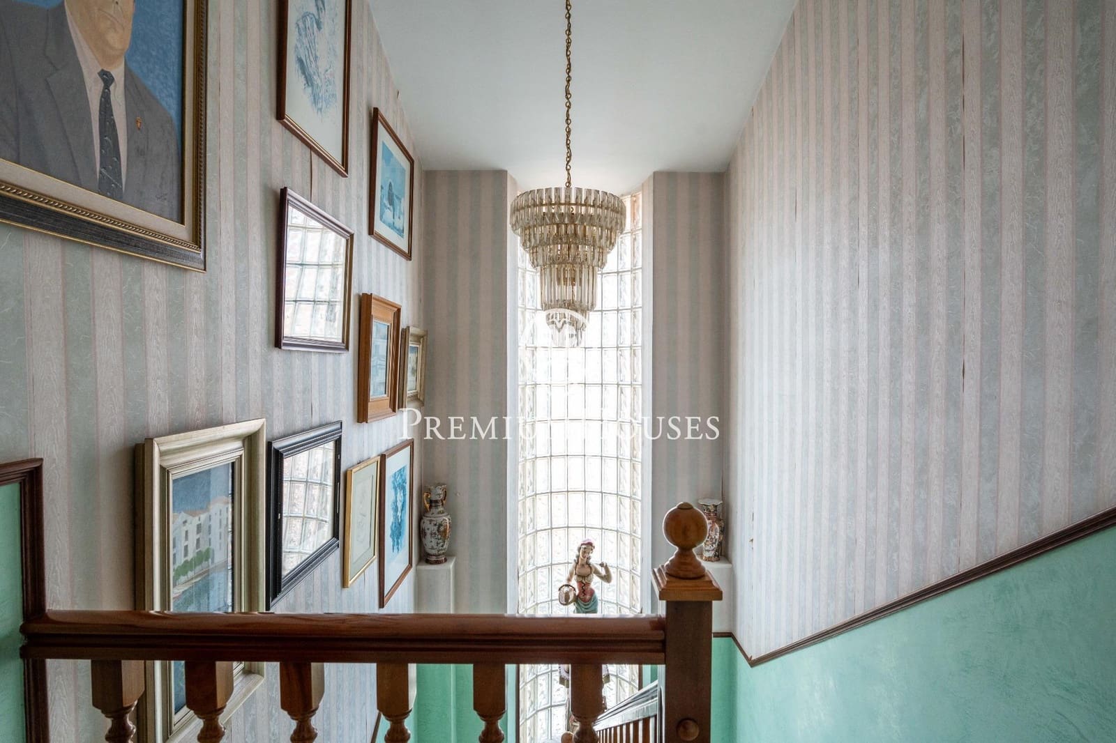 5 bedroom Villa for sale in Salou with garage - € 875,000 (Ref: 9562080)