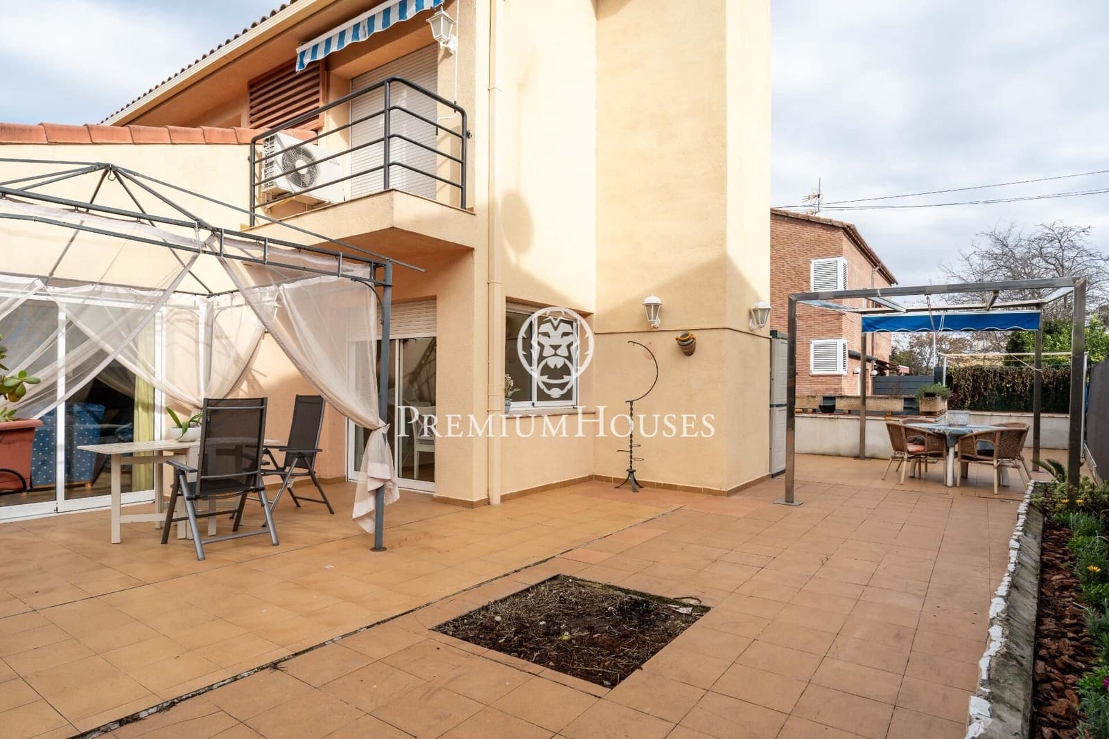 5 bedroom Villa for sale in Salou with garage - € 875,000 (Ref: 9562080)