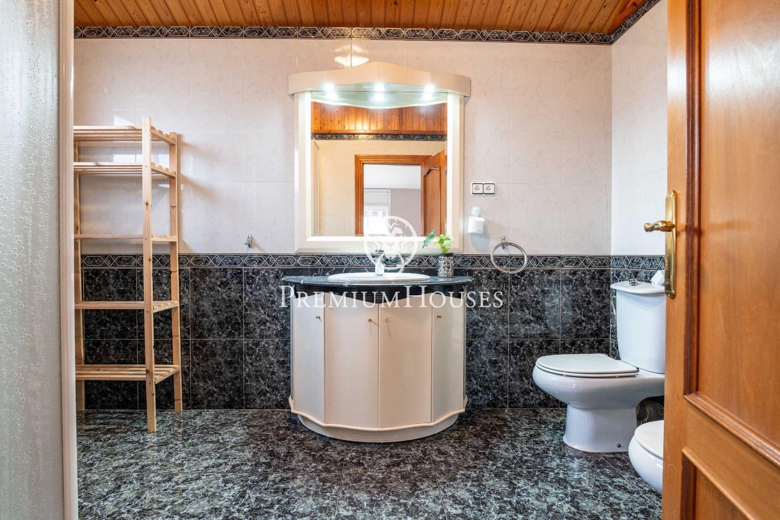 5 bedroom Villa for sale in Salou with garage - € 875,000 (Ref: 9562080)