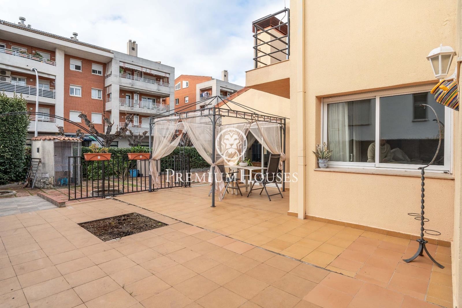 5 bedroom Villa for sale in Salou with garage - € 875,000 (Ref: 9562080)