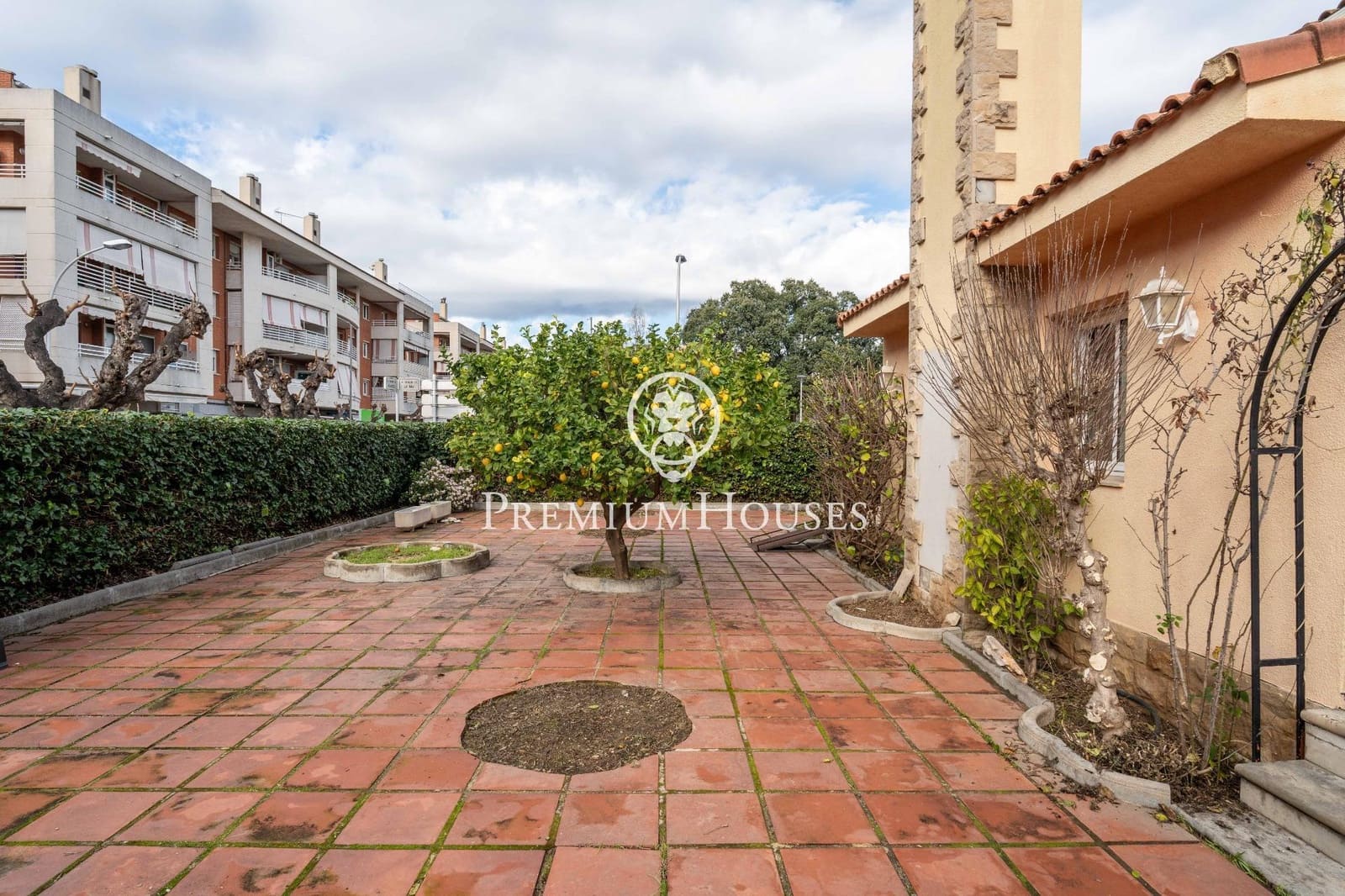 5 bedroom Villa for sale in Salou with garage - € 875,000 (Ref: 9562080)