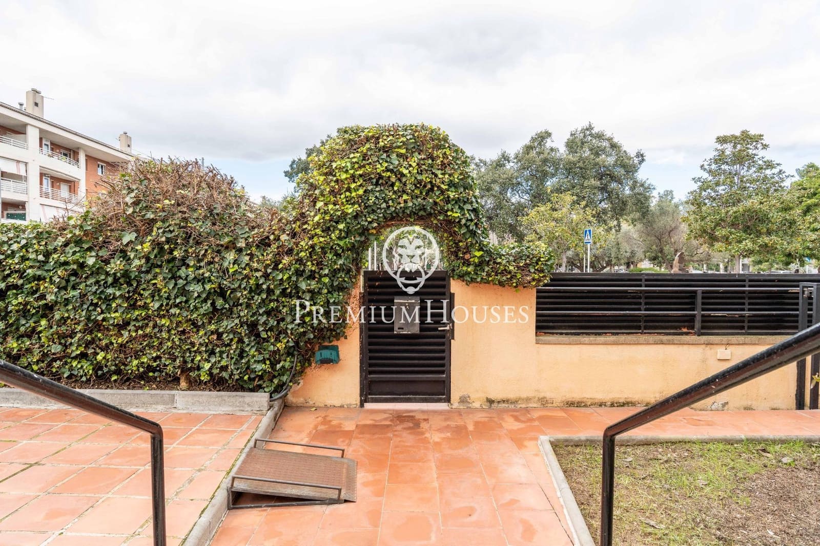 5 bedroom Villa for sale in Salou with garage - € 875,000 (Ref: 9562080)