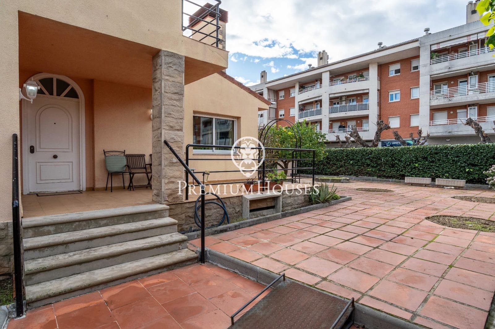 5 bedroom Villa for sale in Salou with garage - € 875,000 (Ref: 9562080)