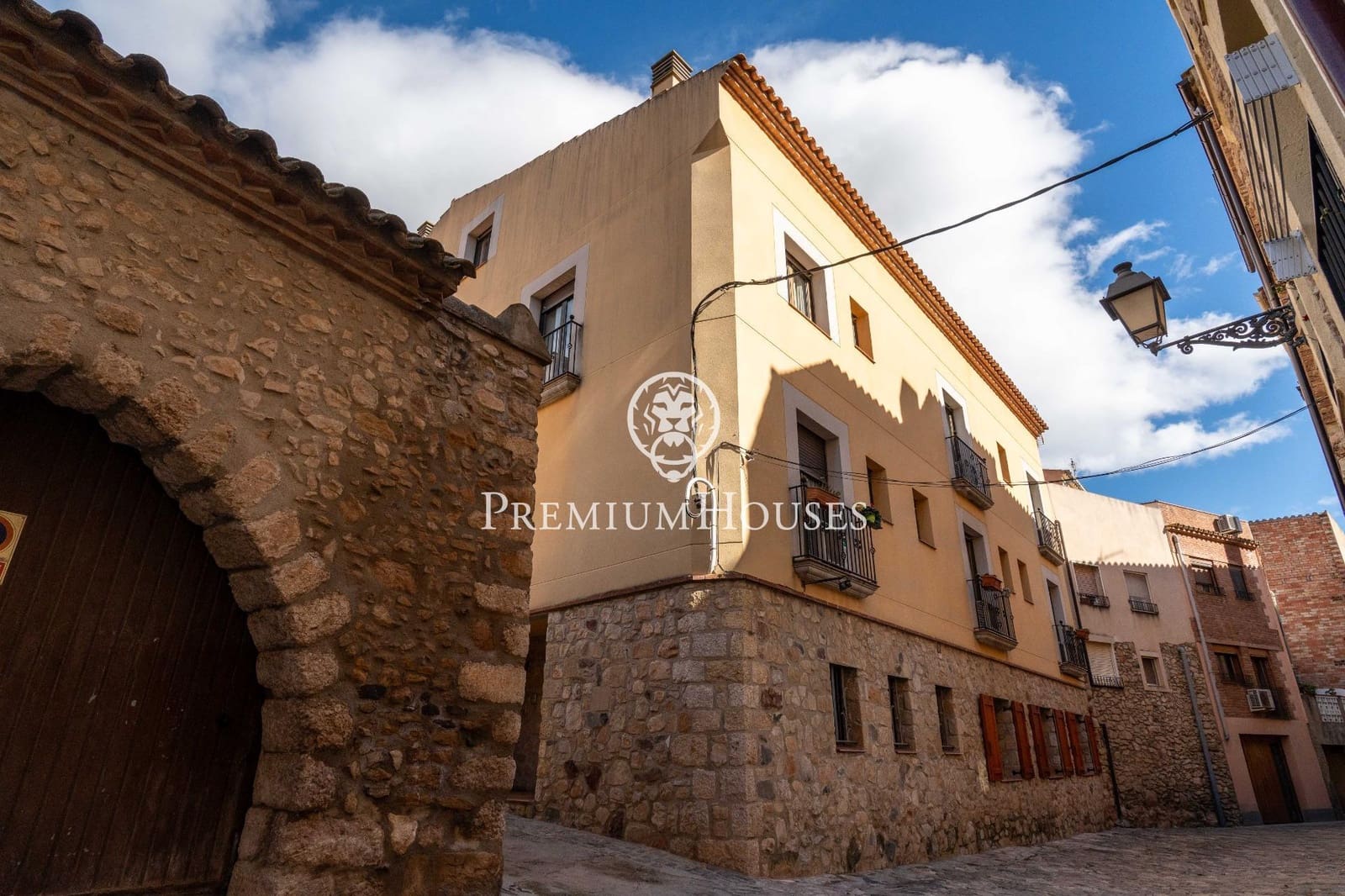 14 bedroom Hotel for sale in Montblanc - € 975,000 (Ref: 9591579)