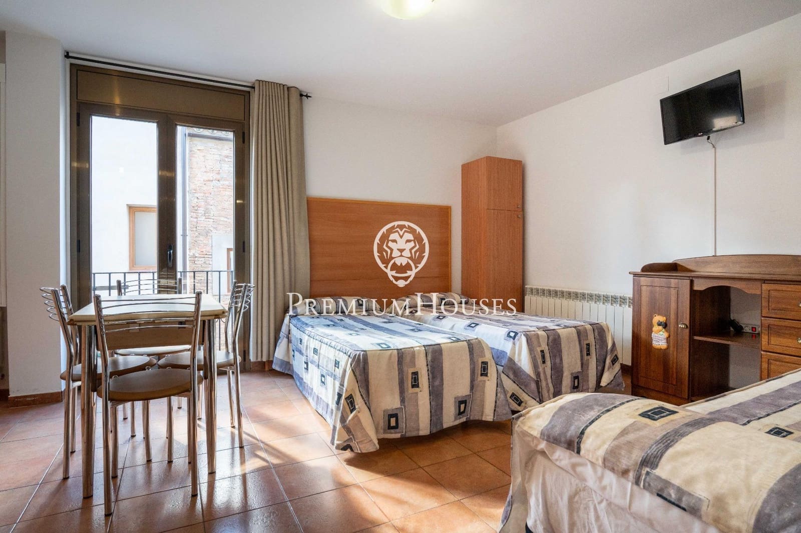 14 bedroom Hotel for sale in Montblanc - € 975,000 (Ref: 9591579)