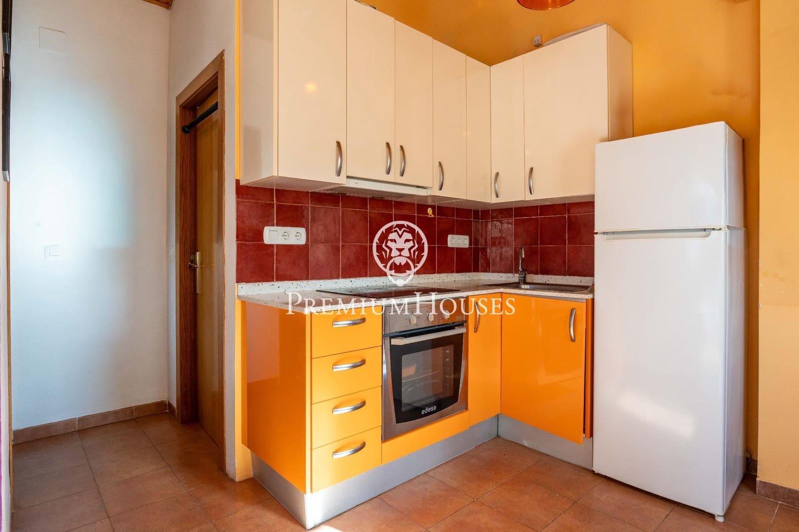 14 bedroom Hotel for sale in Montblanc - € 975,000 (Ref: 9591579)