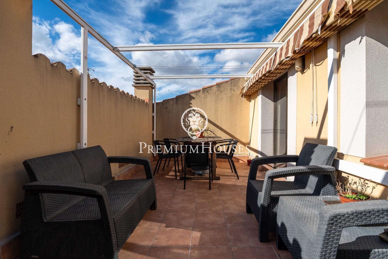 14 bedroom Hotel for sale in Montblanc - € 975,000 (Ref: 9591579)