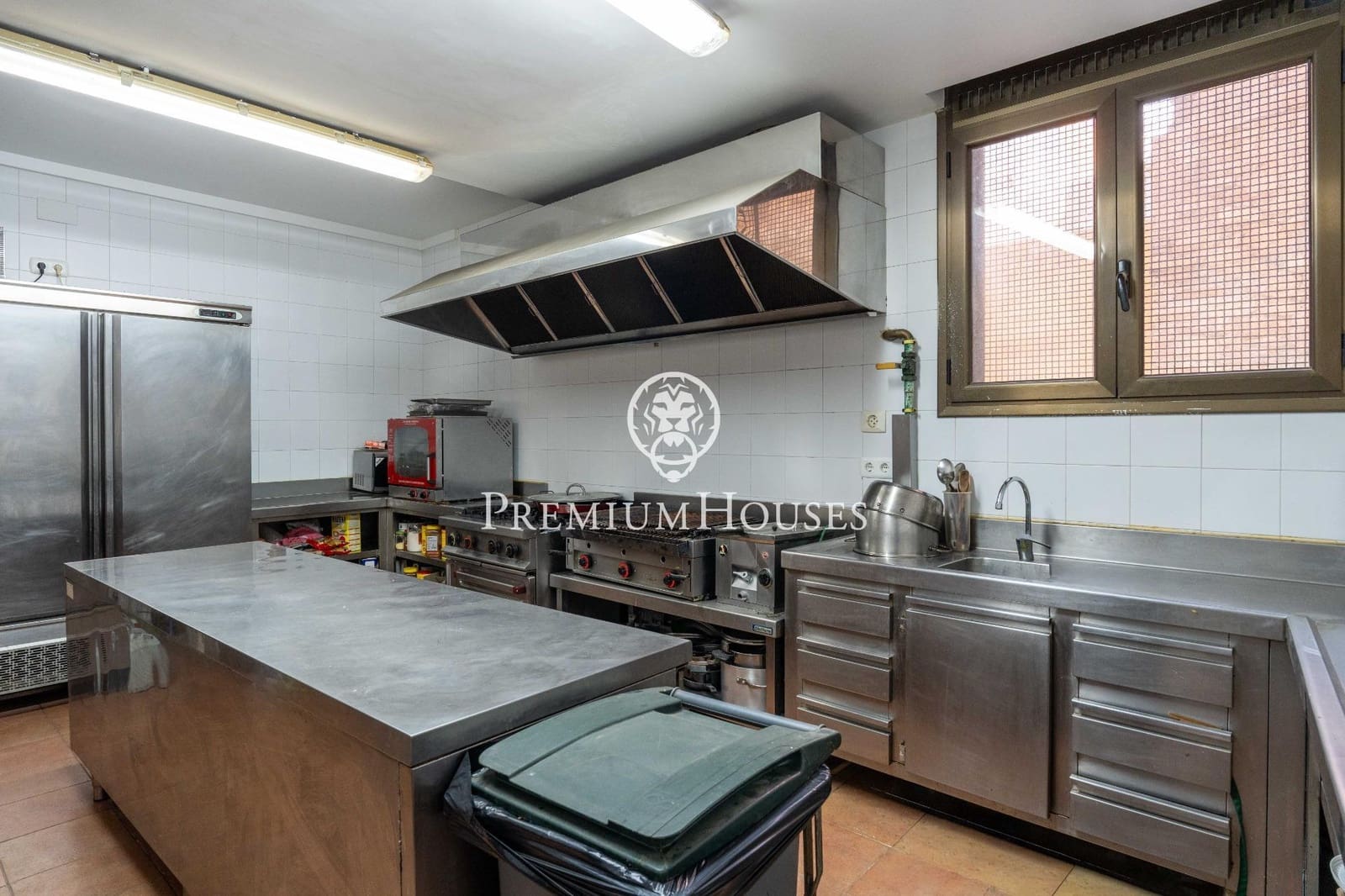 14 bedroom Hotel for sale in Montblanc - € 975,000 (Ref: 9591579)