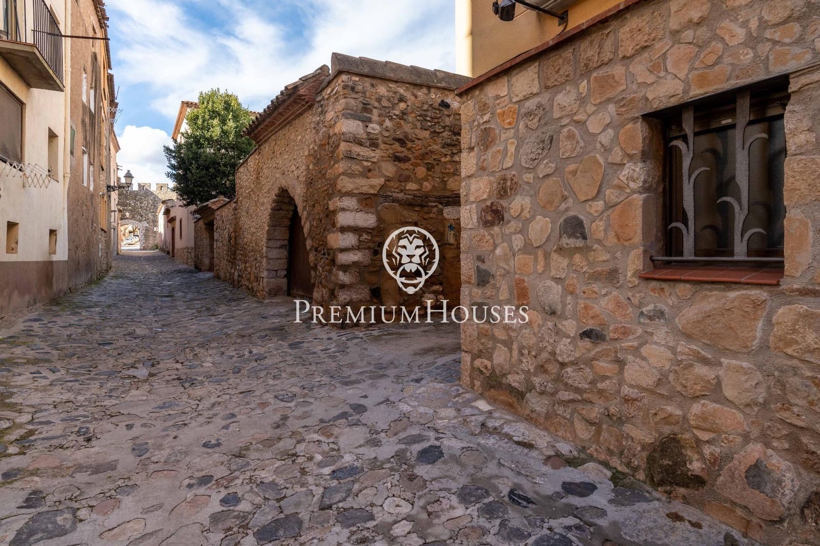 14 bedroom Hotel for sale in Montblanc - € 975,000 (Ref: 9591579)