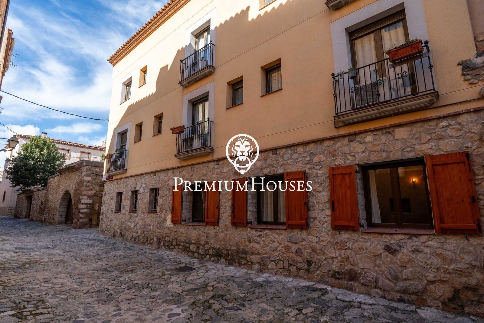 14 bedroom Hotel for sale in Montblanc - € 975,000 (Ref: 9591579)