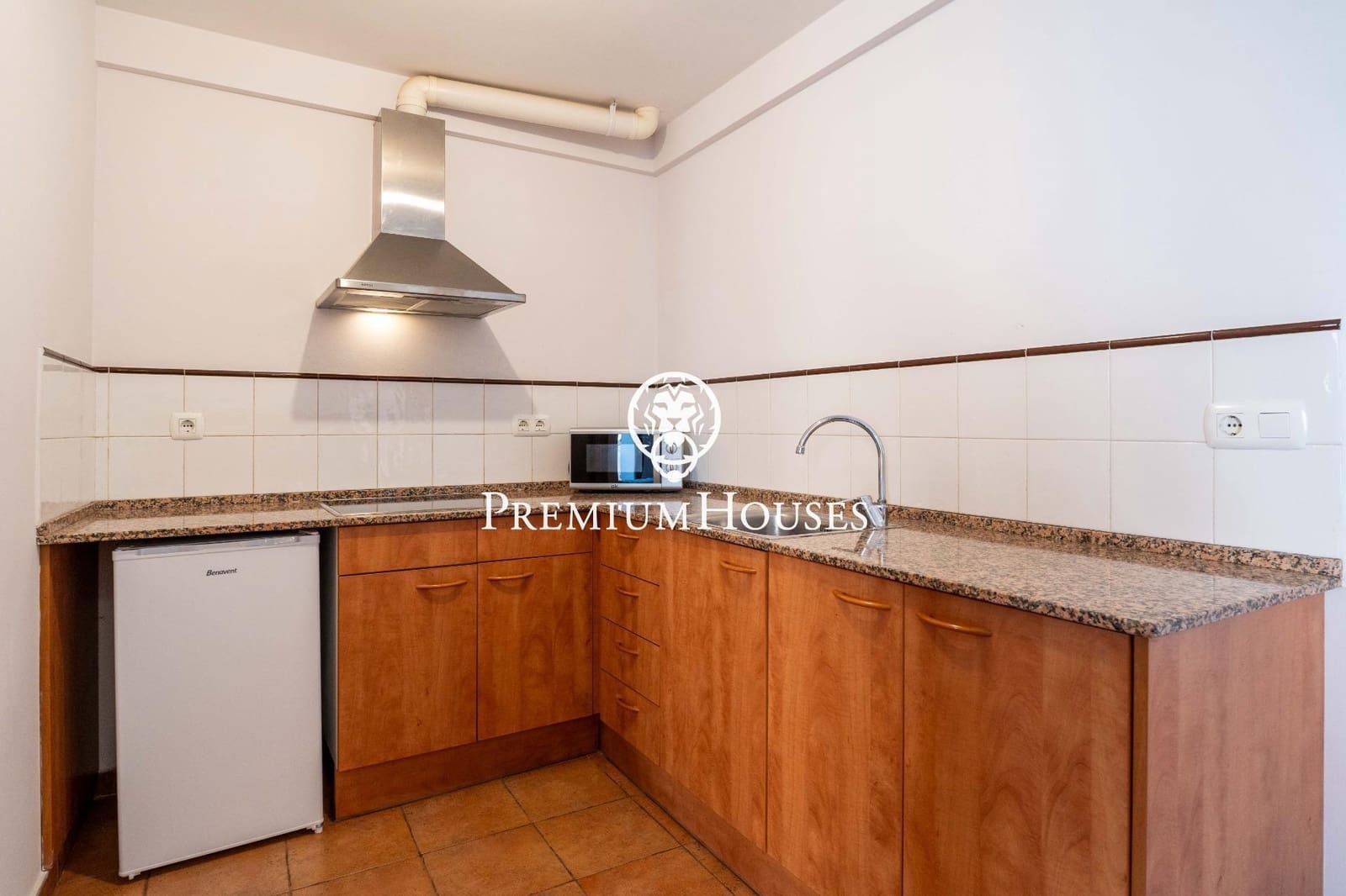 14 bedroom Hotel for sale in Montblanc - € 975,000 (Ref: 9591579)