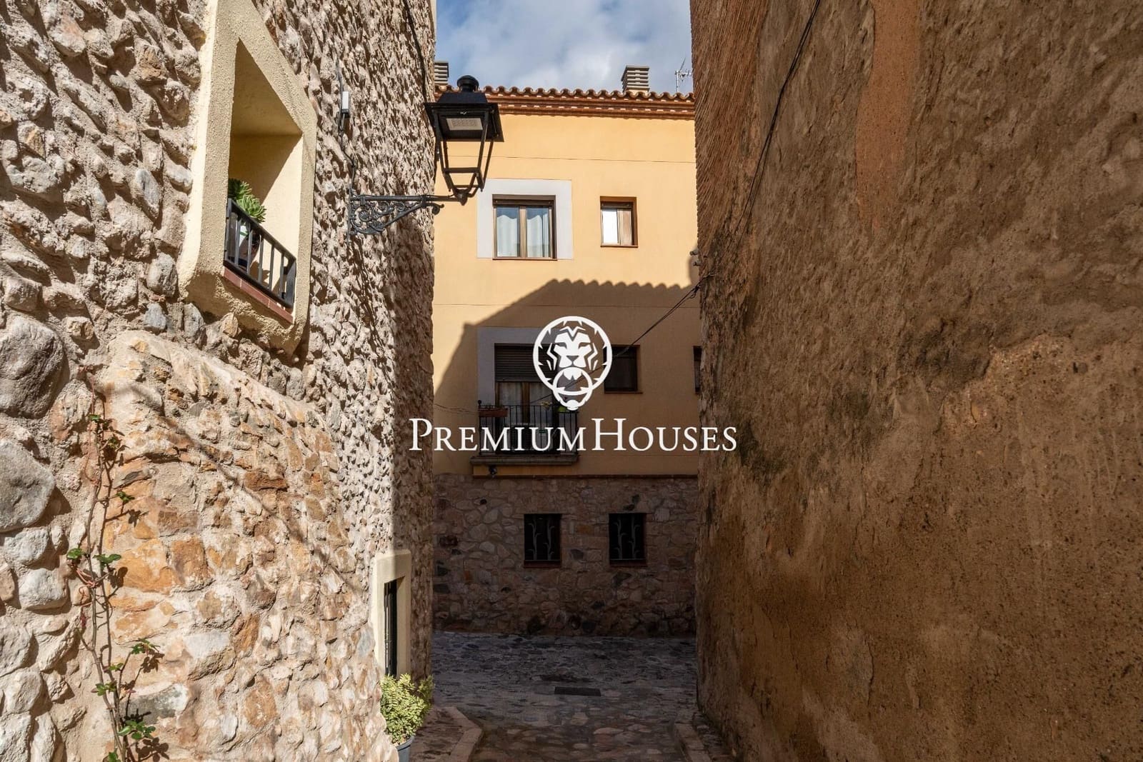 14 bedroom Hotel for sale in Montblanc - € 975,000 (Ref: 9591579)