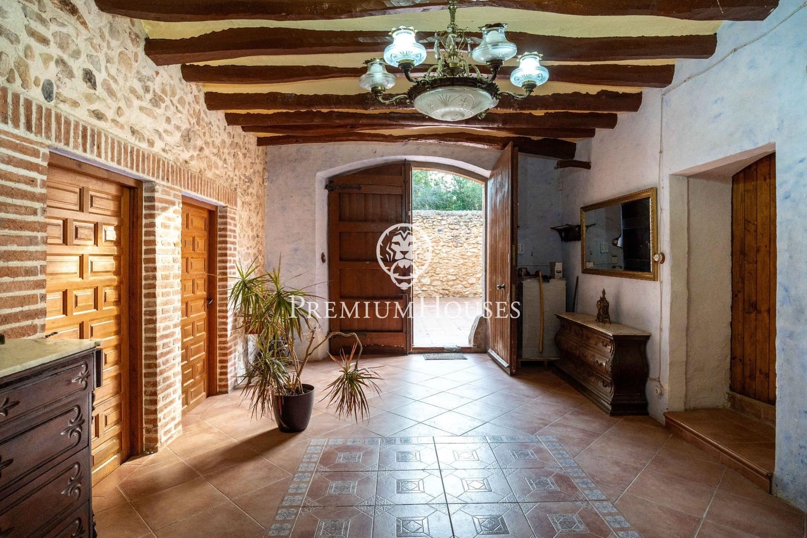 5 bedroom Finca/Country House for sale in Valls with garage - € 390,000 (Ref: 9616086)