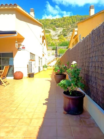 4 chambre Villa/Maison Semi-Mitoyenne à vendre à Sitges avec piscine - 875 000 € (Ref: 9762168)