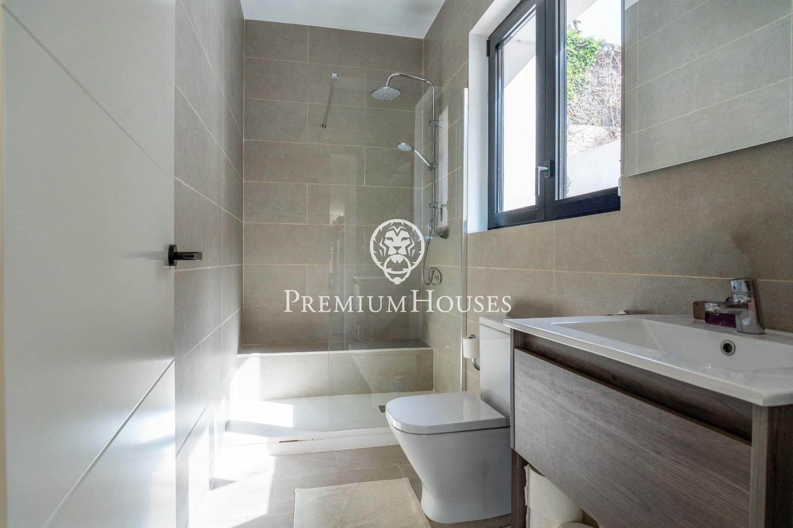 5 bedroom Villa for sale in Gava with pool - € 2,000,000 (Ref: 9812330)