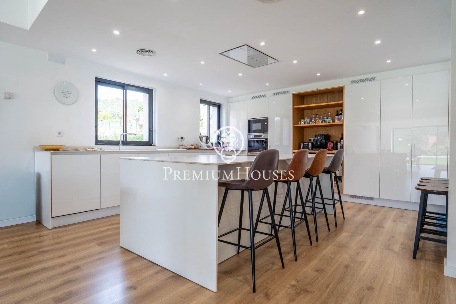 5 bedroom Villa for sale in Gava with pool - € 2,000,000 (Ref: 9812330)