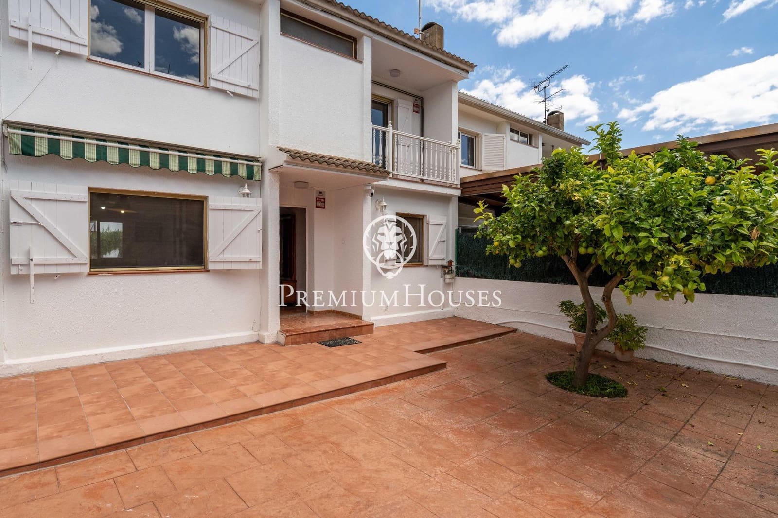 4 bedroom Terraced Villa for sale in Tarragona city with garage - € 365,000 (Ref: 9839533)