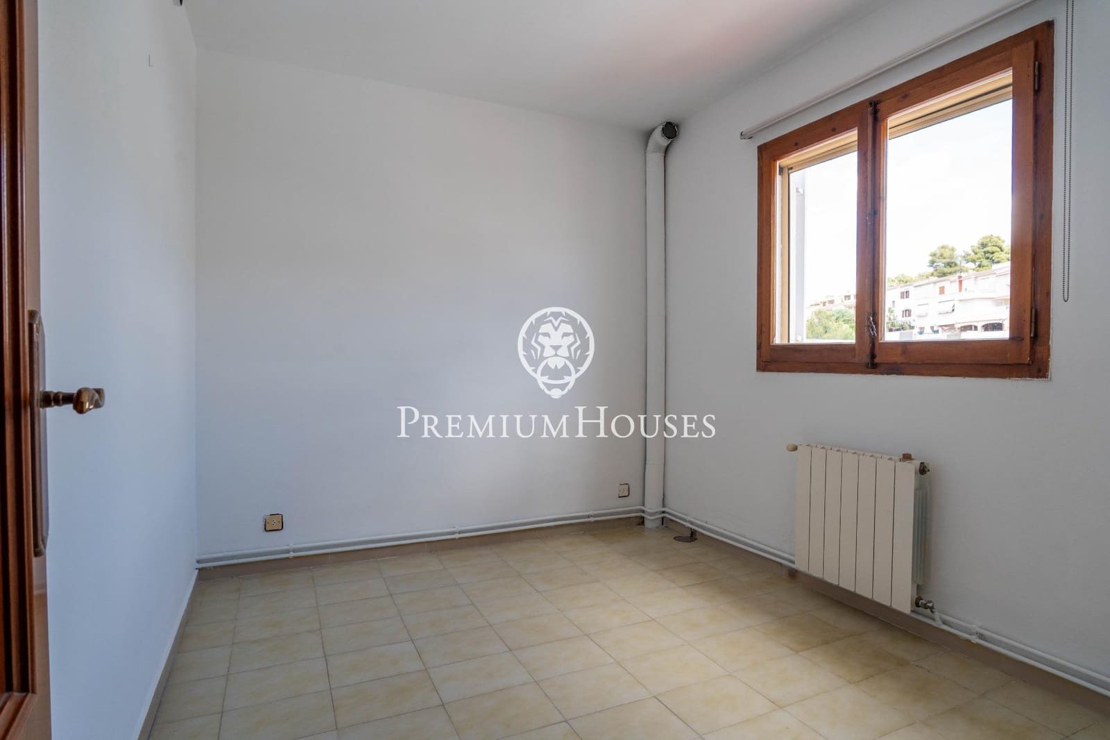 4 bedroom Terraced Villa for sale in Tarragona city with garage - € 365,000 (Ref: 9839533)