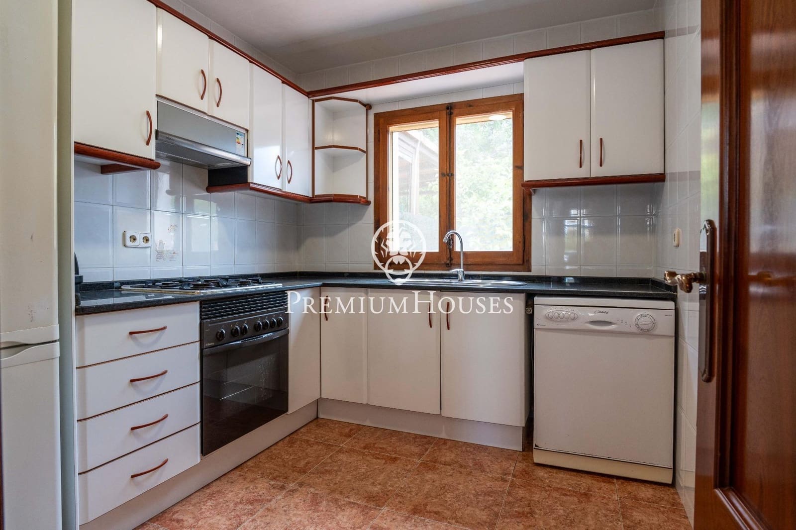 4 bedroom Terraced Villa for sale in Tarragona city with garage - € 365,000 (Ref: 9839533)