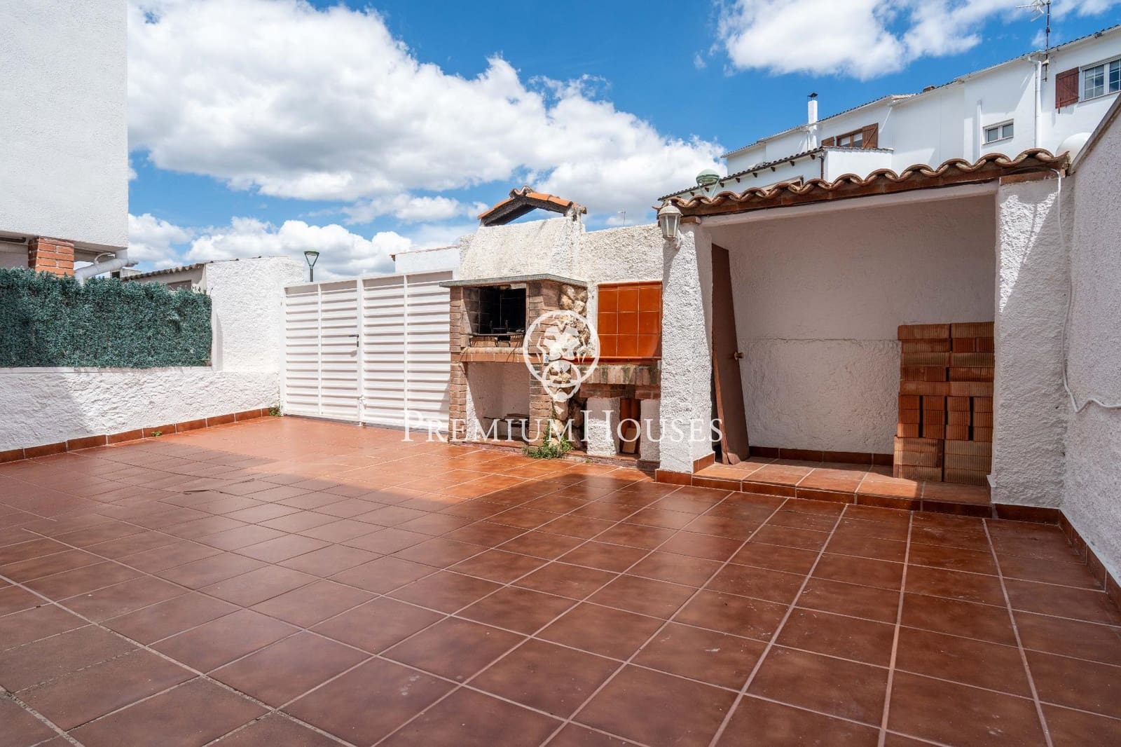4 bedroom Terraced Villa for sale in Tarragona city with garage - € 365,000 (Ref: 9839533)
