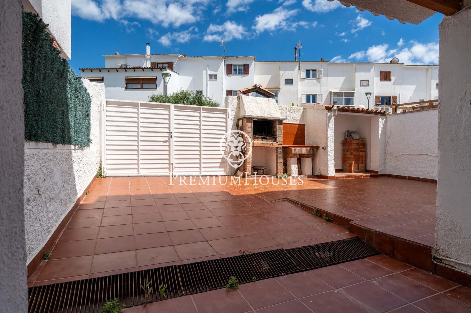 4 bedroom Terraced Villa for sale in Tarragona city with garage - € 365,000 (Ref: 9839533)