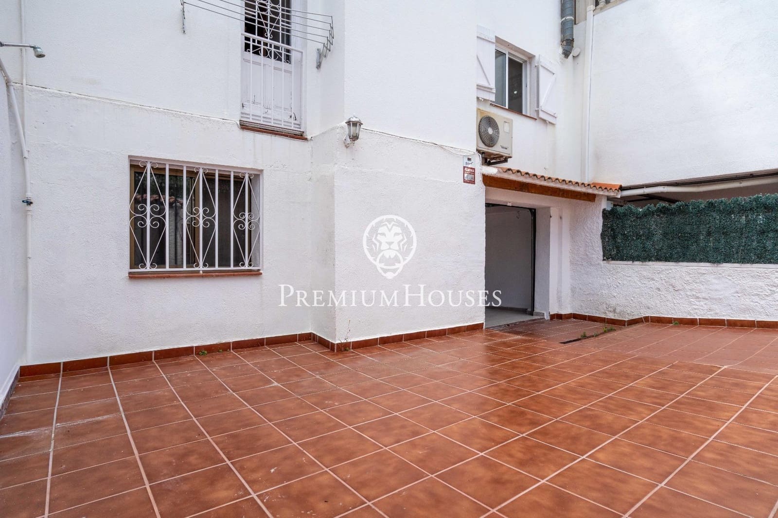 4 bedroom Terraced Villa for sale in Tarragona city with garage - € 365,000 (Ref: 9839533)