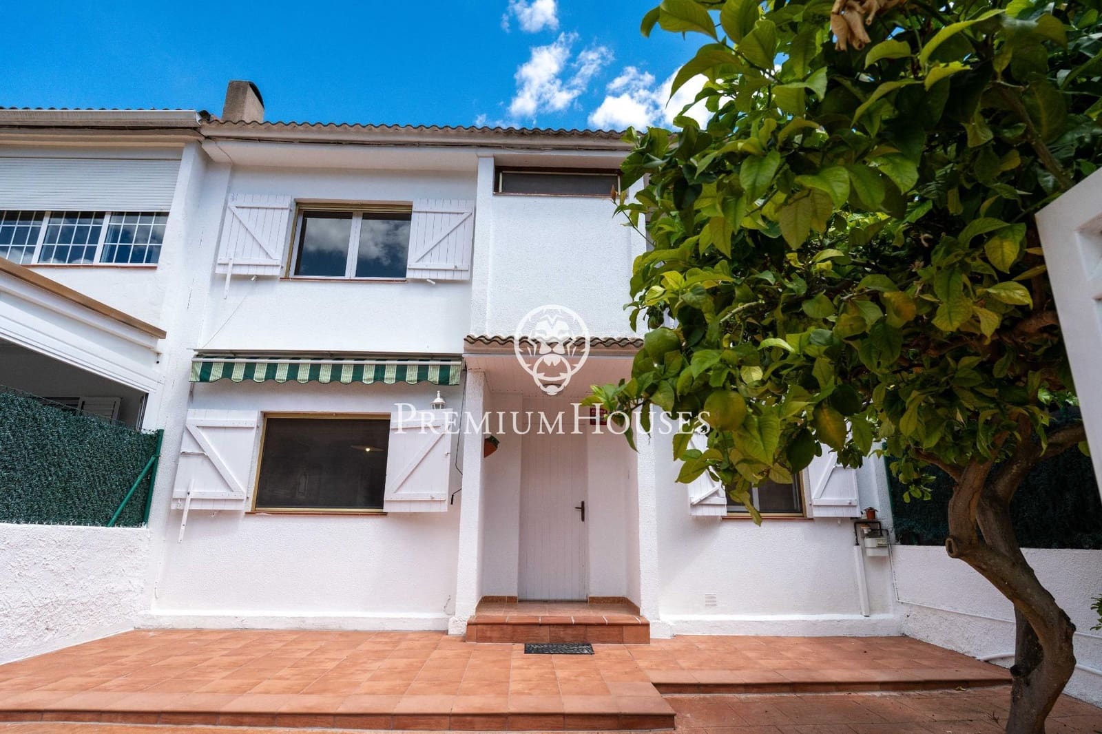 4 bedroom Terraced Villa for sale in Tarragona city with garage - € 365,000 (Ref: 9839533)