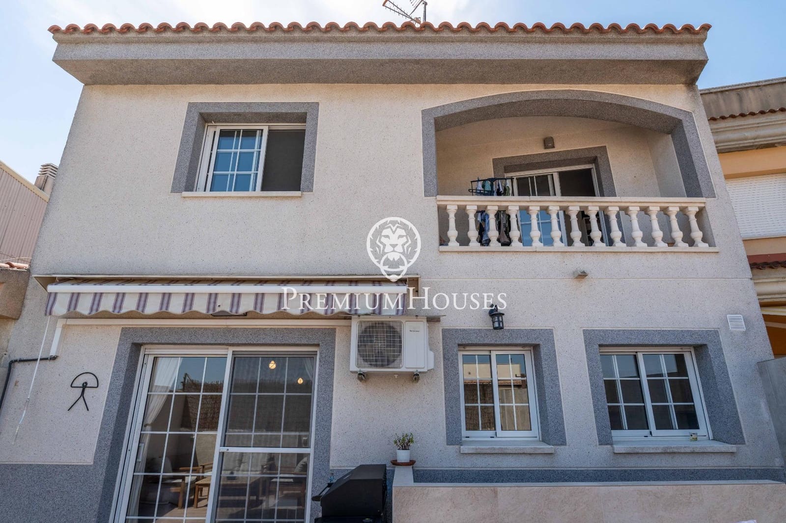 4 makuuhuone Rivitalo myytävänä paikassa Vilanova i la Geltru mukana 
autotalli - 399 000 € (Ref: 9916061)