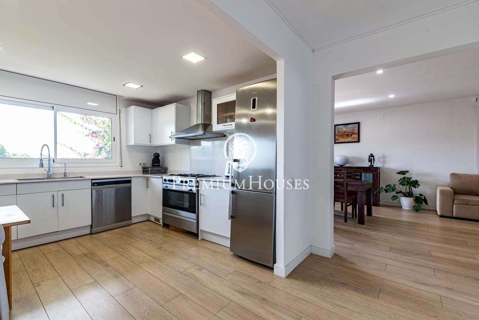 5 bedroom Villa for sale in Castelldefels with pool garage - € 1,330,000 (Ref: 9922538)