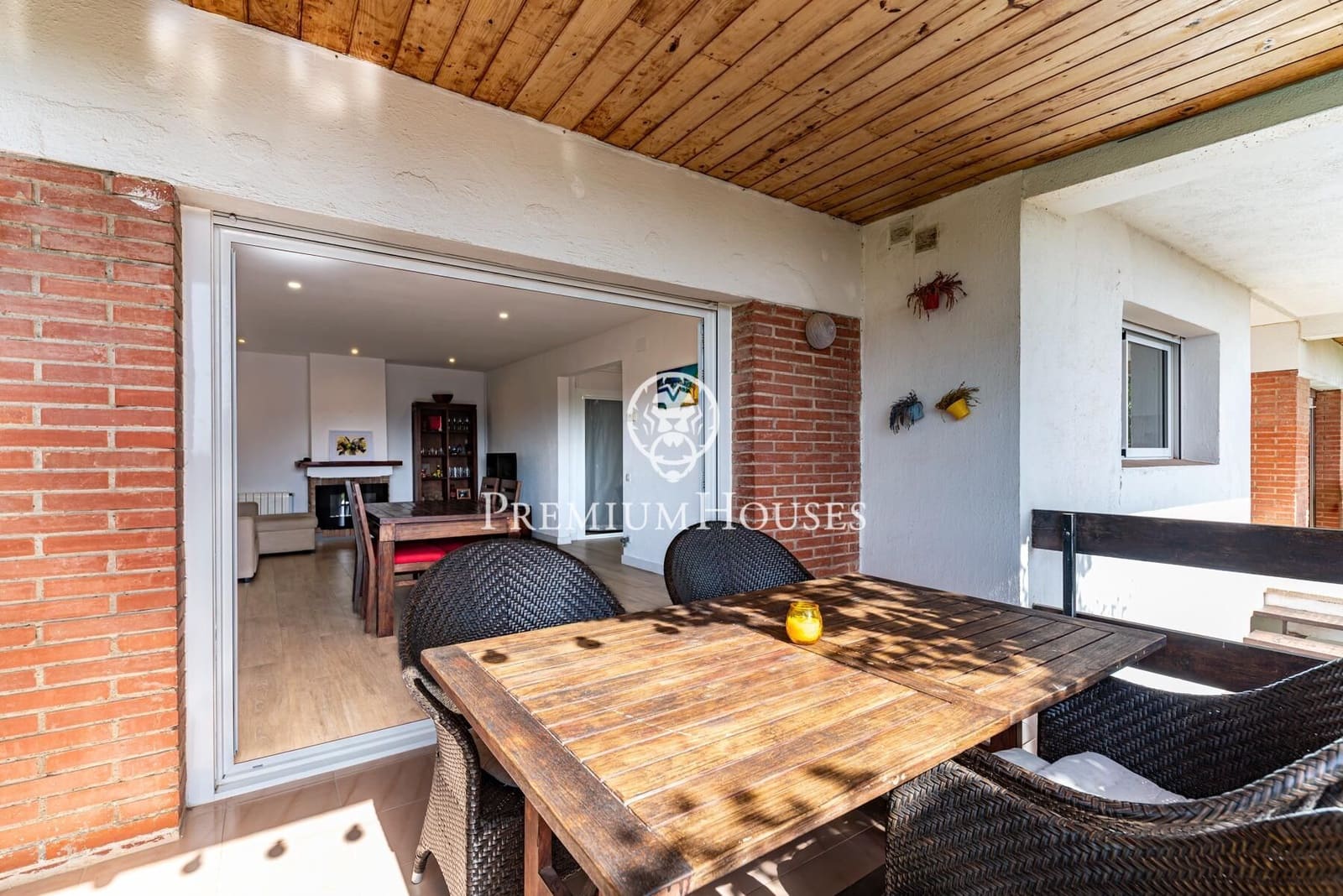 5 bedroom Villa for sale in Castelldefels with pool garage - € 1,330,000 (Ref: 9922538)
