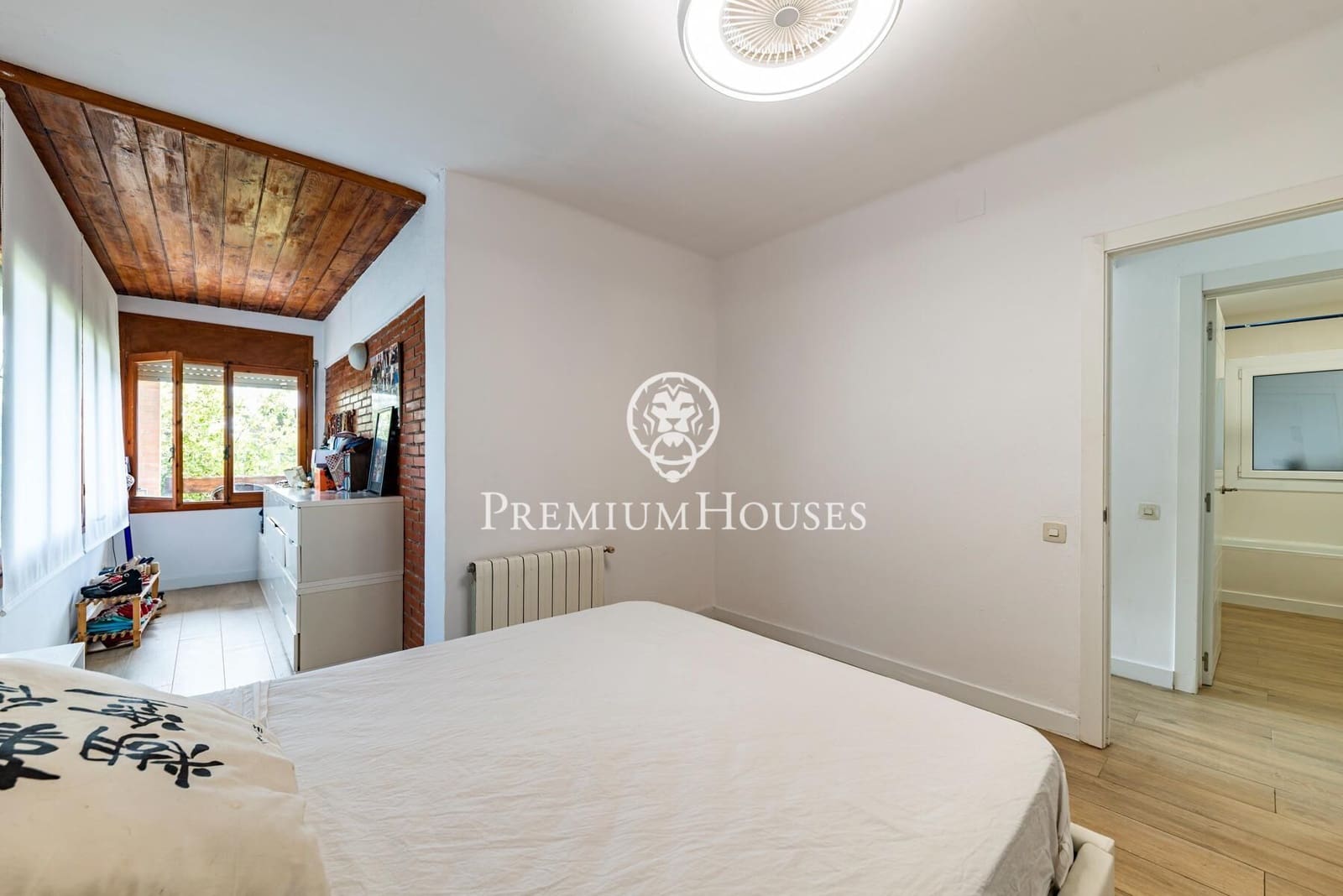 5 bedroom Villa for sale in Castelldefels with pool garage - € 1,330,000 (Ref: 9922538)