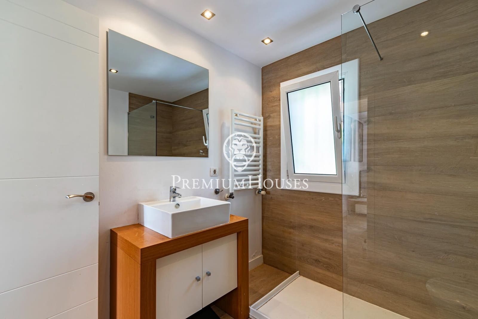 5 bedroom Villa for sale in Castelldefels with pool garage - € 1,330,000 (Ref: 9922538)