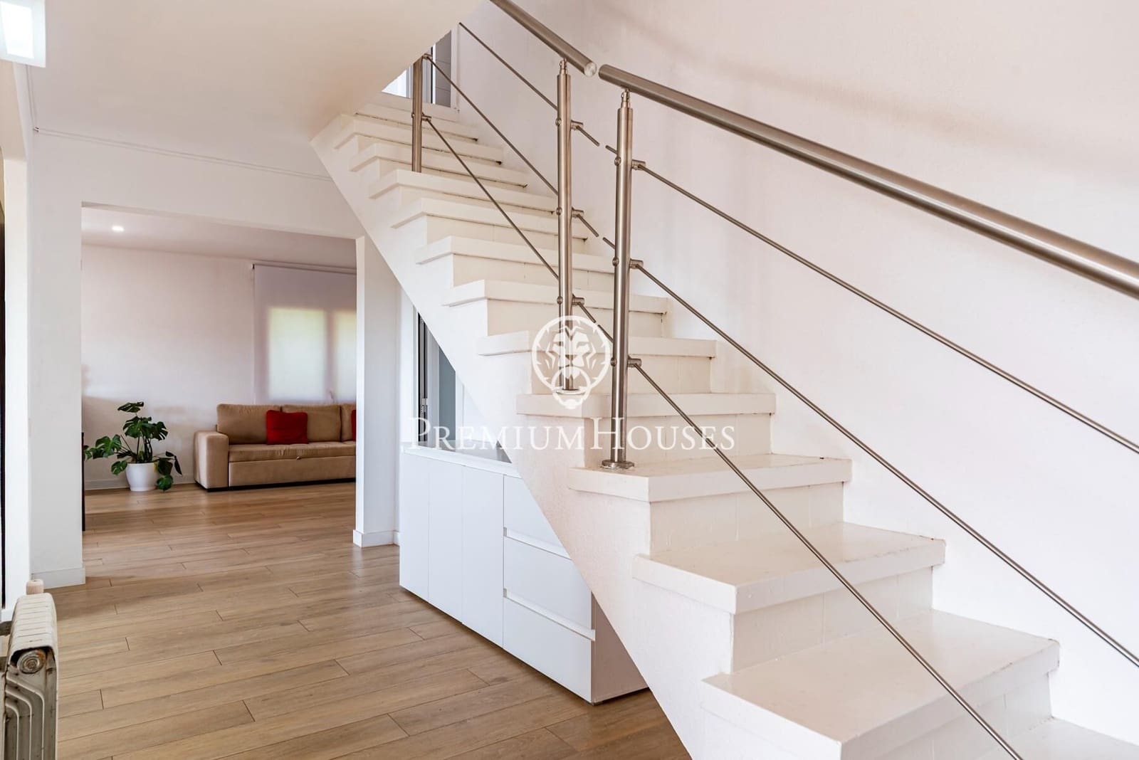 5 bedroom Villa for sale in Castelldefels with pool garage - € 1,330,000 (Ref: 9922538)